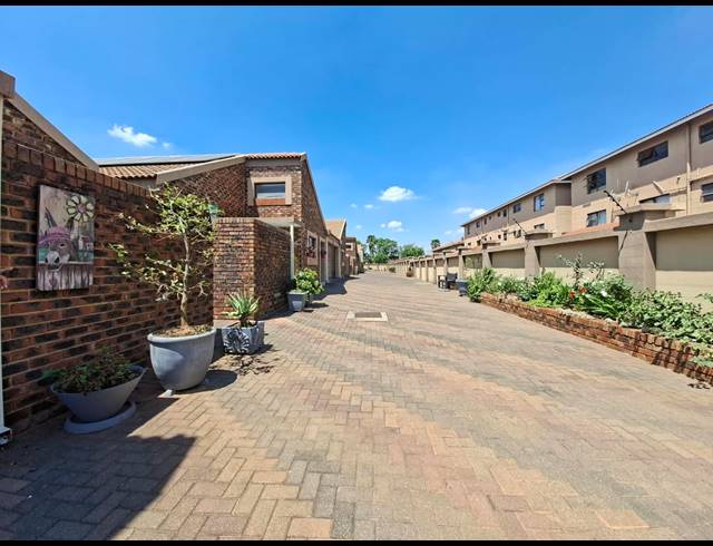 2 BEDROOM RETIREMENT UNIT FOR SALE IN THREE RIVERS